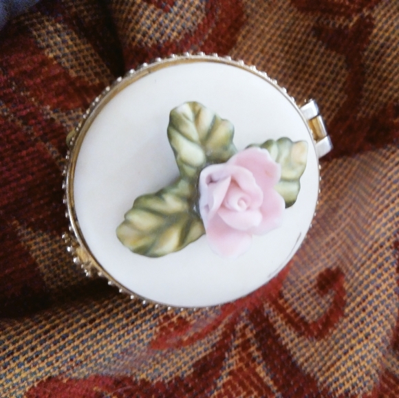 Collectable porcelain mini pill comtainer - Picture 4 of 13